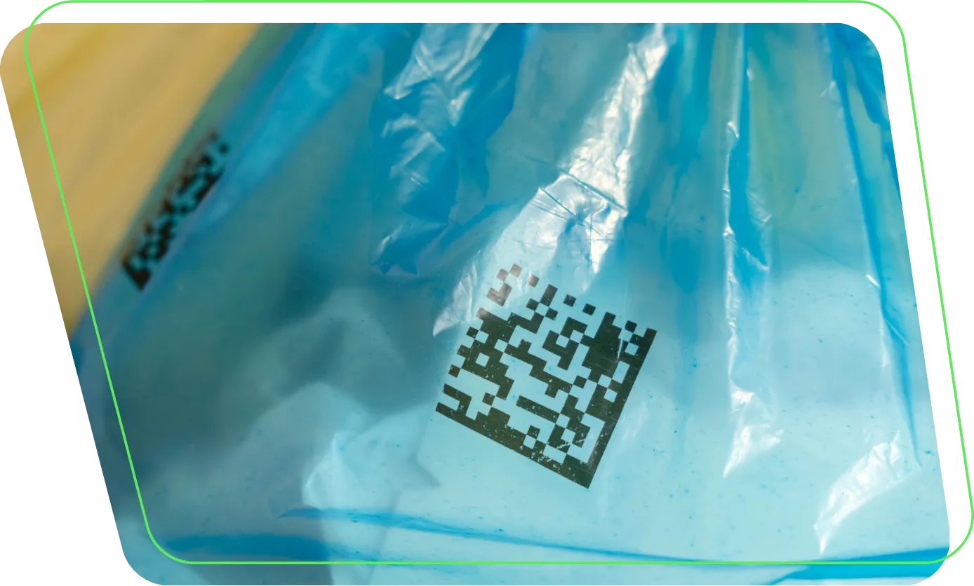 Ein codierter, transparenter TraceBag-Sack neben dem WasteTracker Terminal