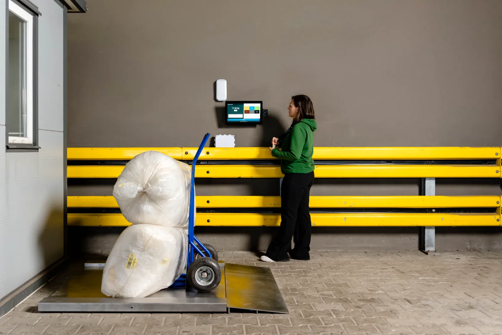 Terminal w pomieszczeniu na odpady
