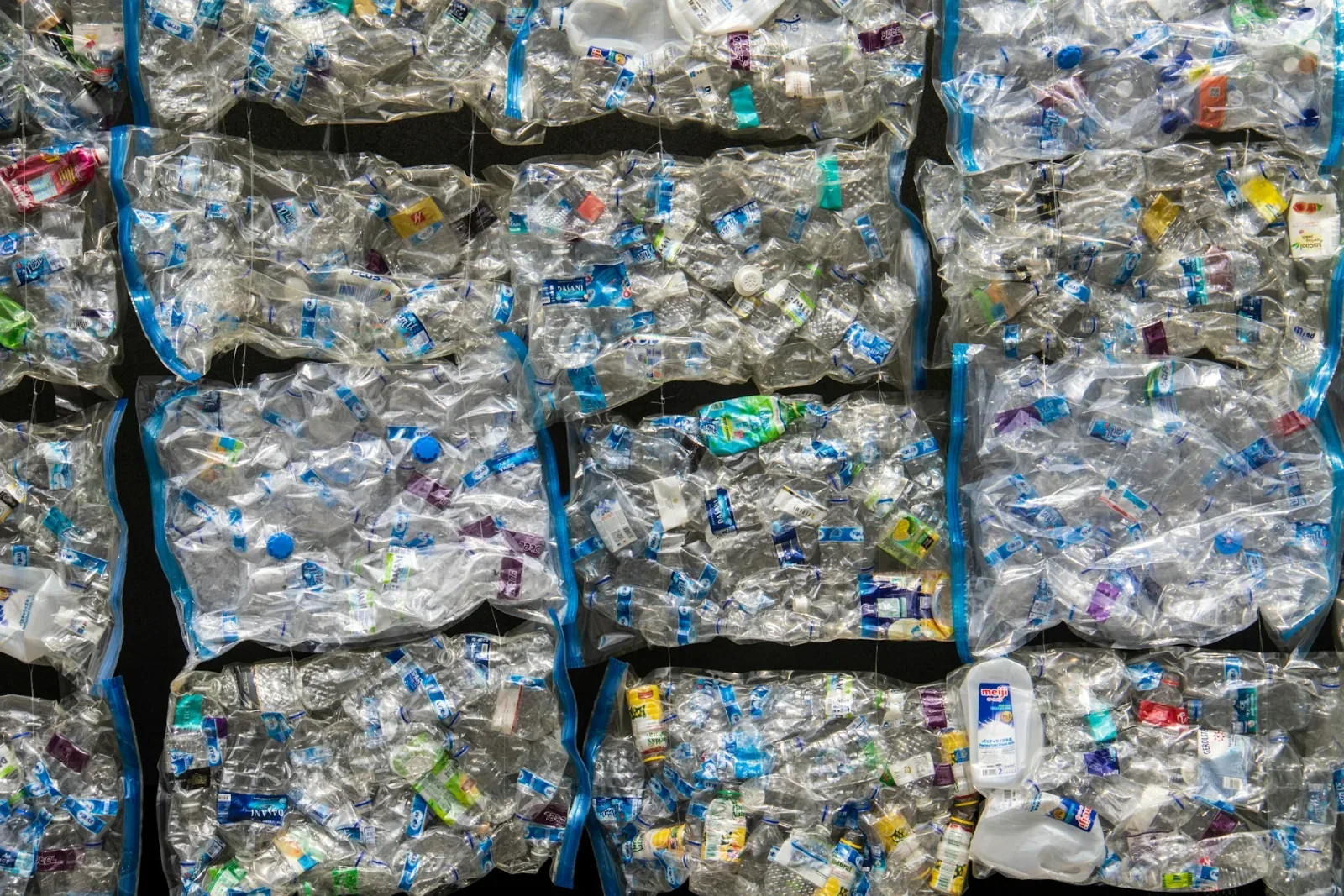 blaue und weiße Kunststoffverpackungen